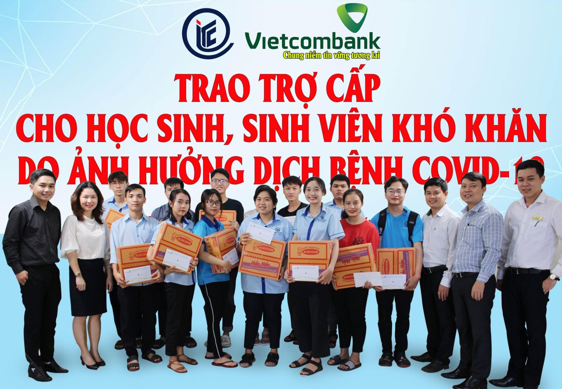 Trao quà trợ cấp khó khăn cho HSSV do ảnh hưởng bởi dịch Covid-19