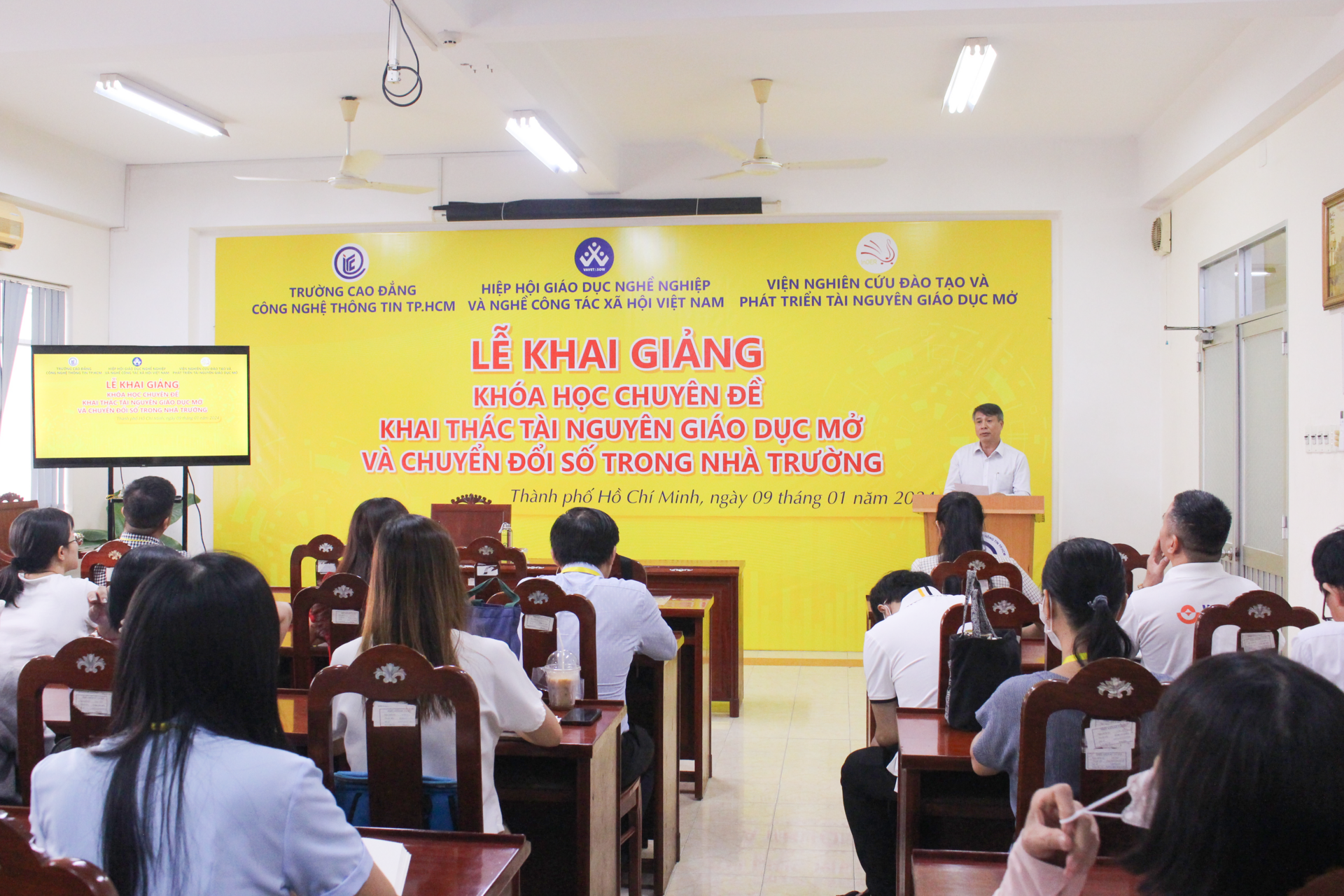 Lễ khai giảng khóa học chuyên đề "Khai thác Tài nguyên Giáo Dục Mở và chuyển đổi số trong nhà trường"