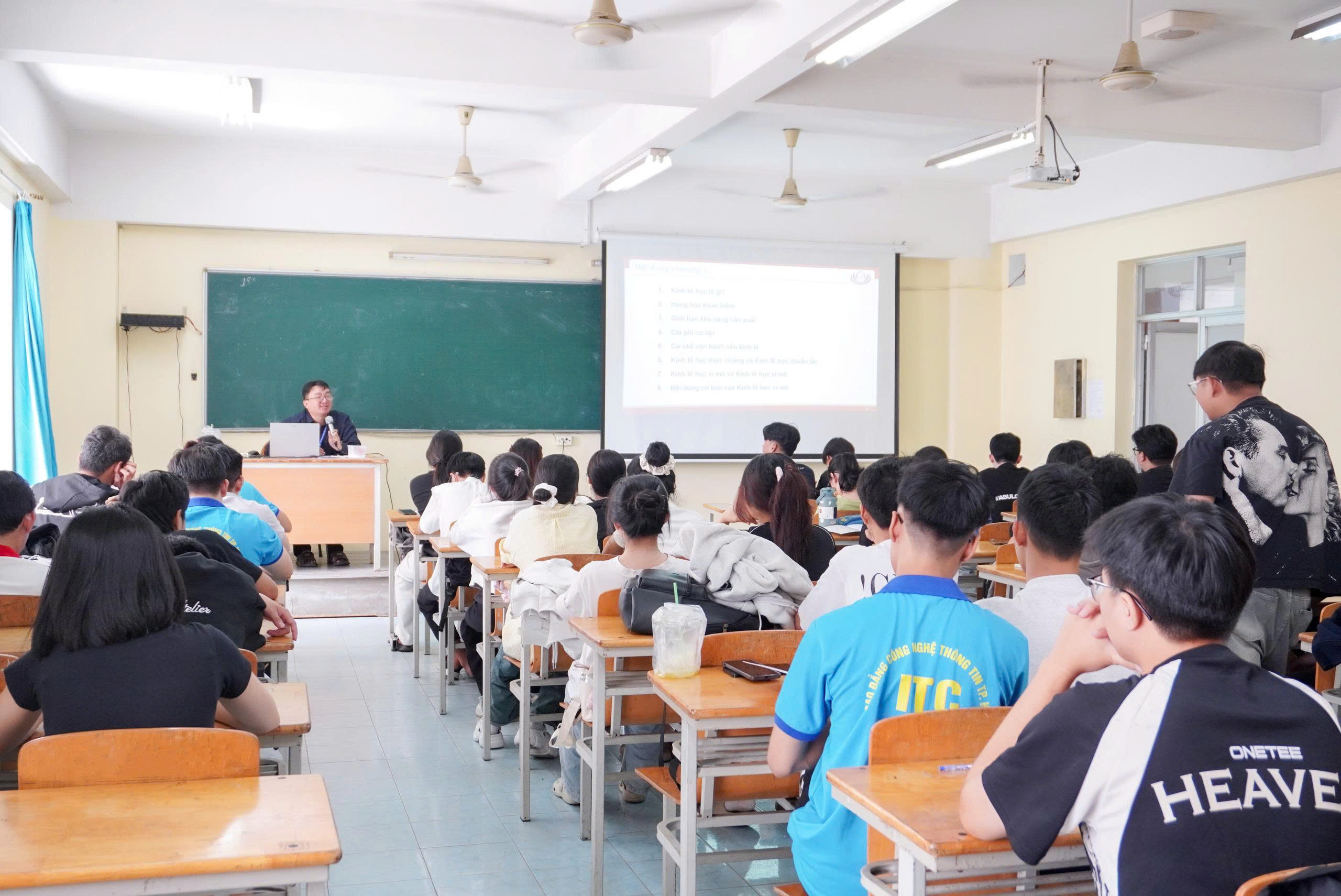 Tân sinh viên K25 khối ngành Kinh tế sôi nổi trong các tiết học