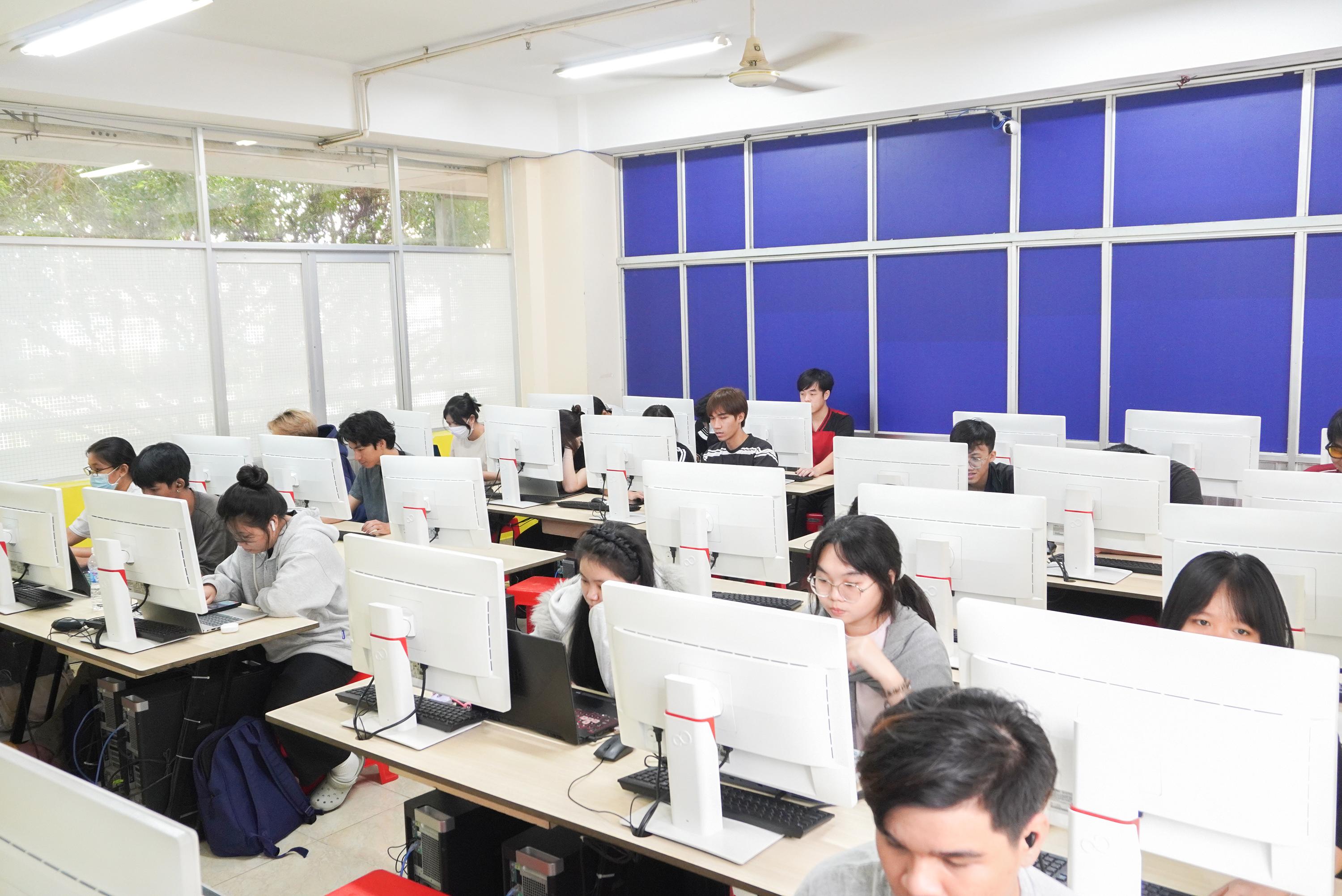 Sinh viên ngành Thiết kế đồ họa ITC trong lớp học sáng tạo