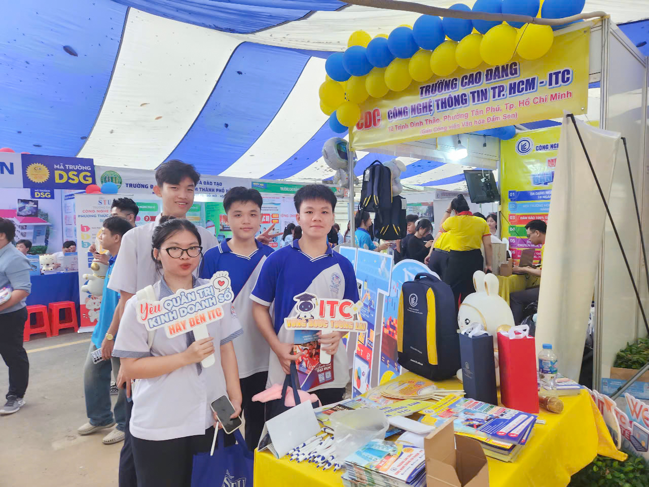 Một ngày cháy hết mình cùng team 12 tại Ngày hội tư vấn hướng nghiệp 2026