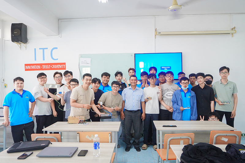 Học thật - làm thật: Đột phá công nghệ tại buổi báo cáo đồ án IoT lớp CD24CM