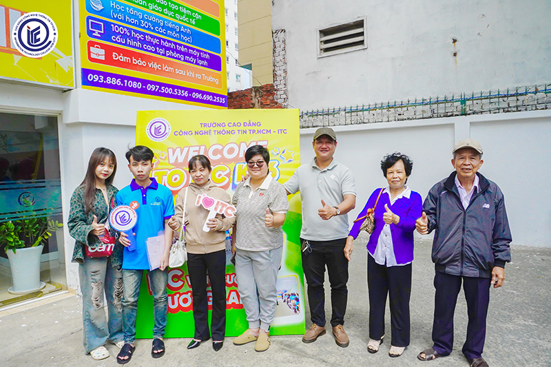 Phòng Tuyển sinh ITC nhộn nhịp đón thí sinh, phụ huynh đến đăng ký xét tuyển và nhập học