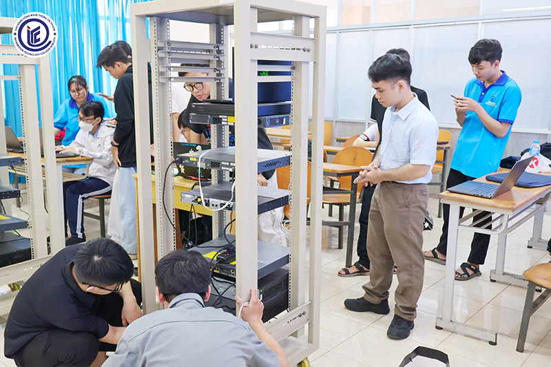 Chạm thiết bị thật – Vững kỹ năng thực tế cùng sinh viên ITC