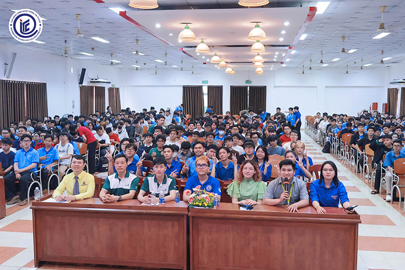 Gần 700 tân sinh viên ITC “check-in” Tuần lễ Sinh hoạt Công dân đầu khóa K26
