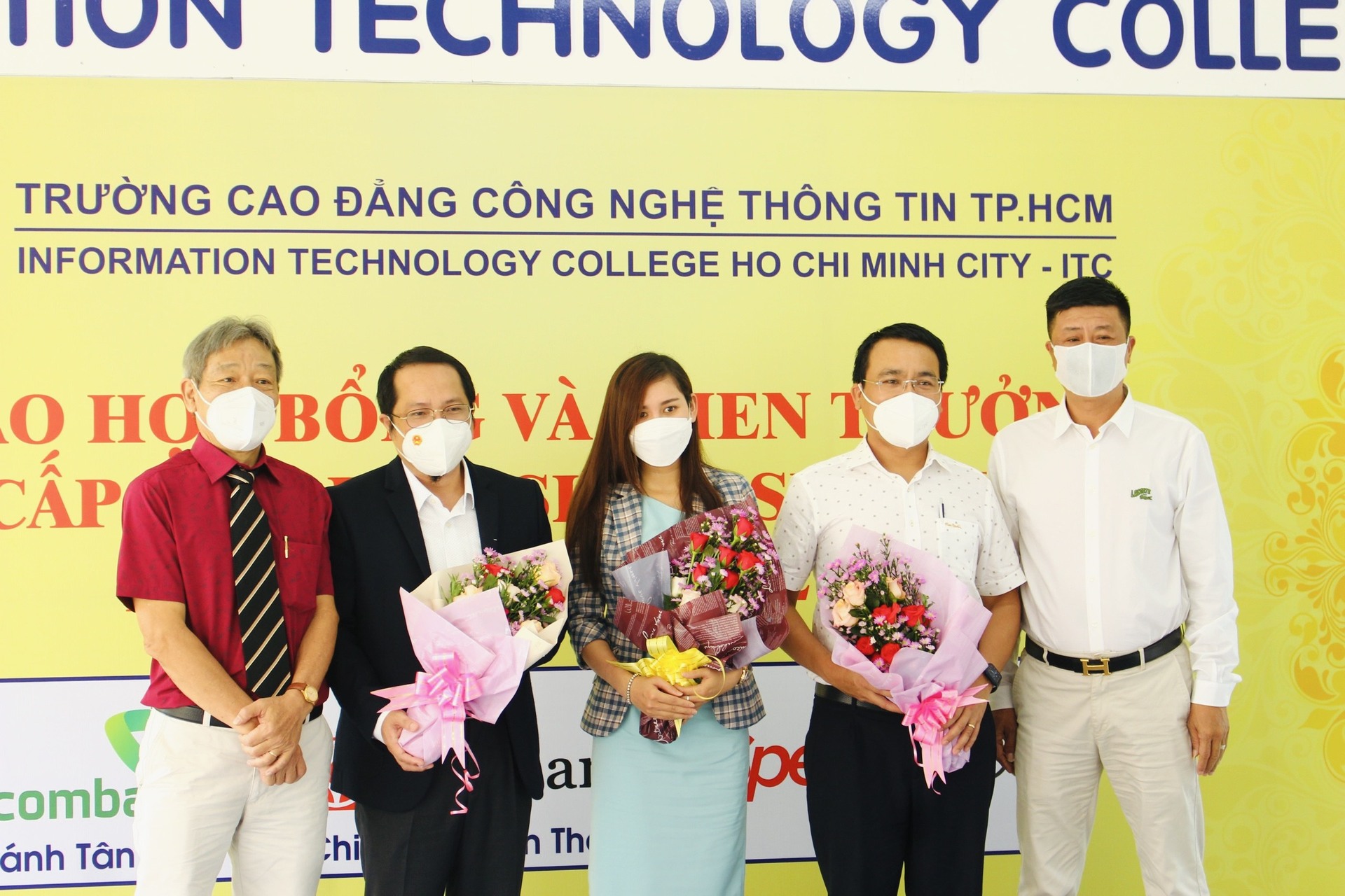 Lễ trao học bổng và khen thưởng, trợ cấp cho học sinh - sinh viên năm học 2021 - 2022