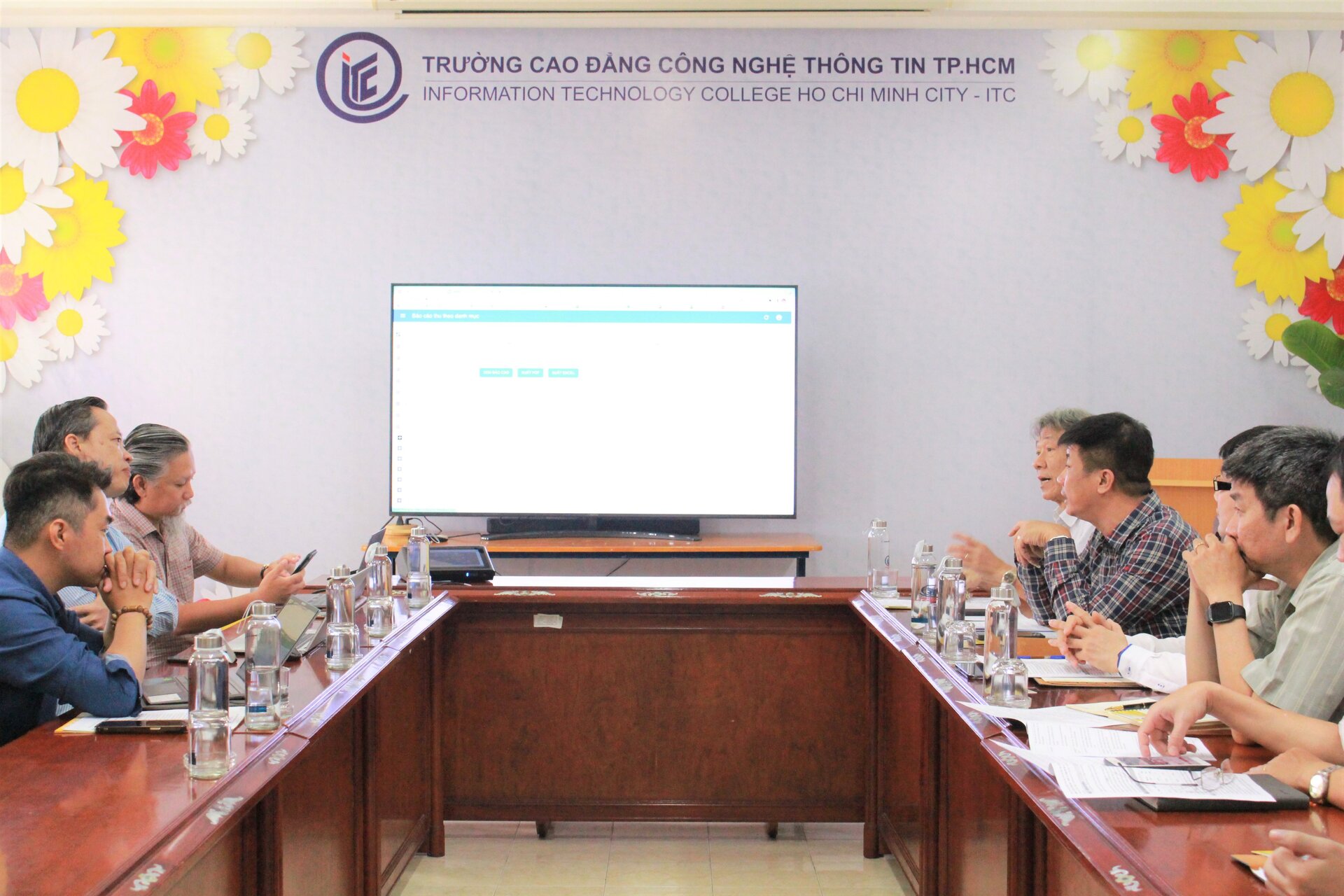 Buổi làm việc giữa Trường ITC và Công ty VinaID