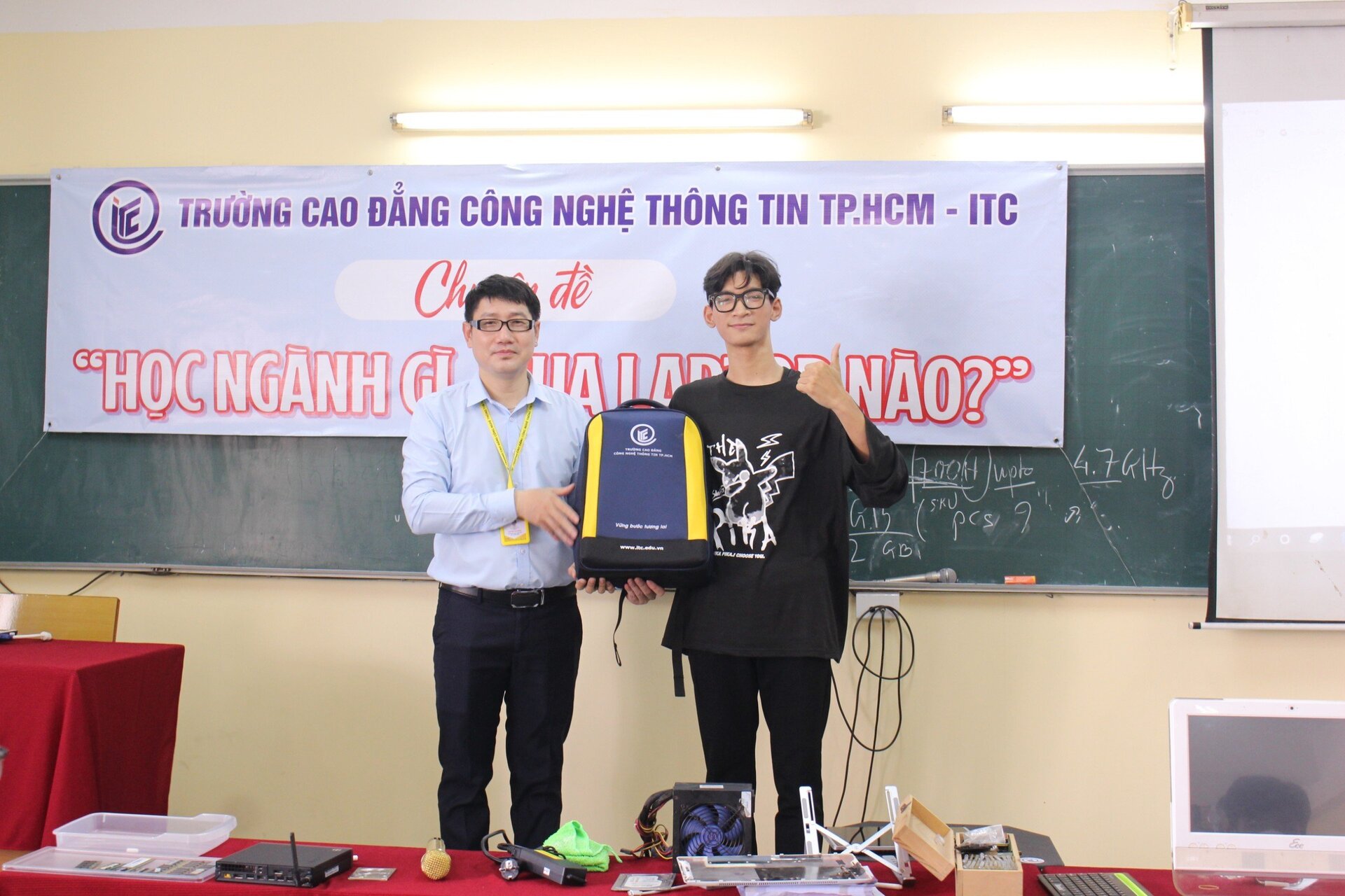 Sôi nổi chương trình "ITC đồng hành cùng sinh viên" với chủ đề: "Học ngành gì, mua laptop nào?"